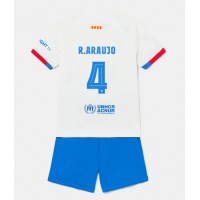 Camisa de Futebol Barcelona Ronald Araujo #4 Equipamento Secundário Infantil 2023-24 Manga Curta (+ Calças curtas)